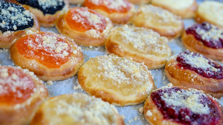 Kolache,一种带有甜馅或咸馅的捷克糕点,在德州韦斯特很受欢迎 Kolache,一种带有甜馅或咸馅的捷克糕点,在德州韦斯特很受欢迎