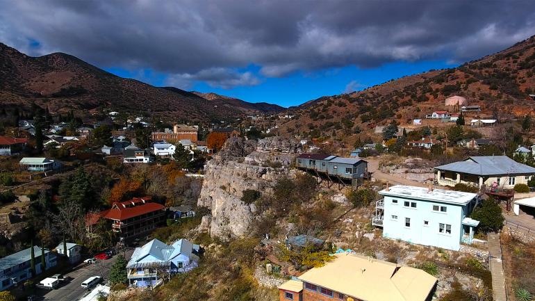 Blick über die Tallandschaft rund um Bisbee, Arizona