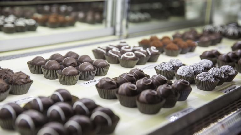 Vitrine de chocolats artisanaux de Meeteetse Chocolatier