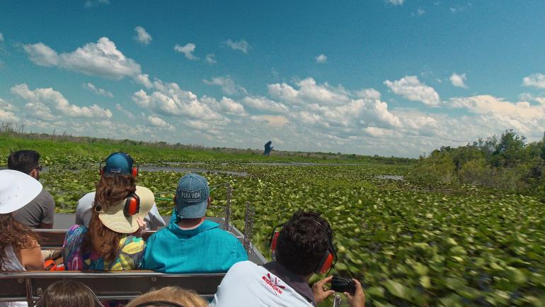 Deslizándose sobre los humedales del Kissimmee River en un viaje en hidrodeslizador desde Westgate River Ranch Resort