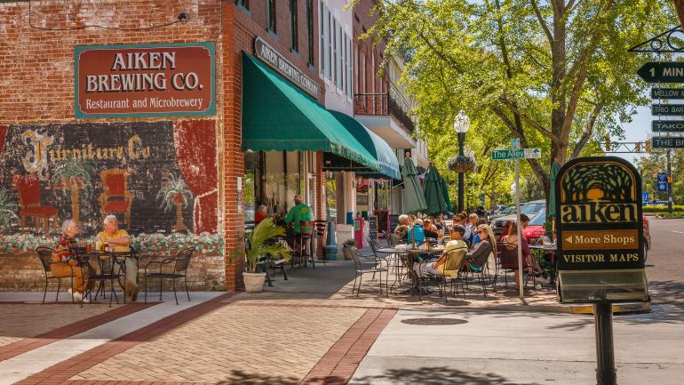 南卡罗来纳州艾肯市中心 Aiken Brewing Company 啤酒厂的露台餐饮 南卡罗来纳州艾肯市中心 Aiken Brewing Company 啤酒厂的露台餐饮