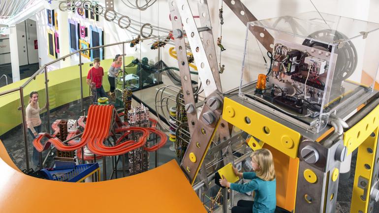 Una familia explorando el Strong Museum of Play en Rochester, Nueva York