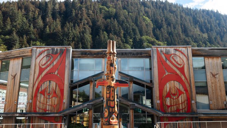 由当代海达部族、钦西安部族和特林吉特部族艺术家制作的艺术作品,装饰在西拉斯卡文化遗产研究所外部 由当代海达部族、钦西安部族和特林吉特部族艺术家制作的艺术作品,装饰在西拉斯卡文化遗产研究所外部