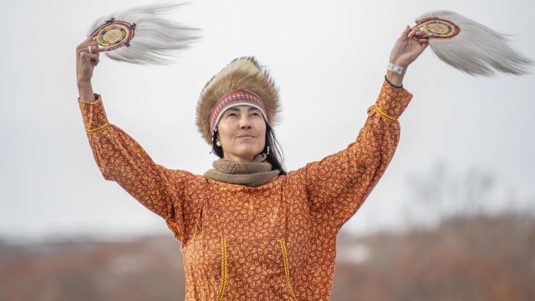 来自全州各地的阿拉斯加州原住民族群在一年一度的卡玛伊舞蹈节上表演 来自全州各地的阿拉斯加州原住民族群在一年一度的卡玛伊舞蹈节上表演