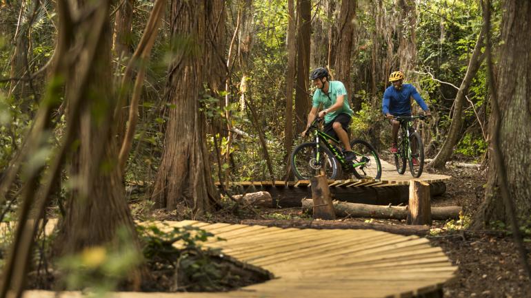 在奥兰多大湖区 JW 万豪酒店附近住客专属的隐湖山地自行车小径上骑行