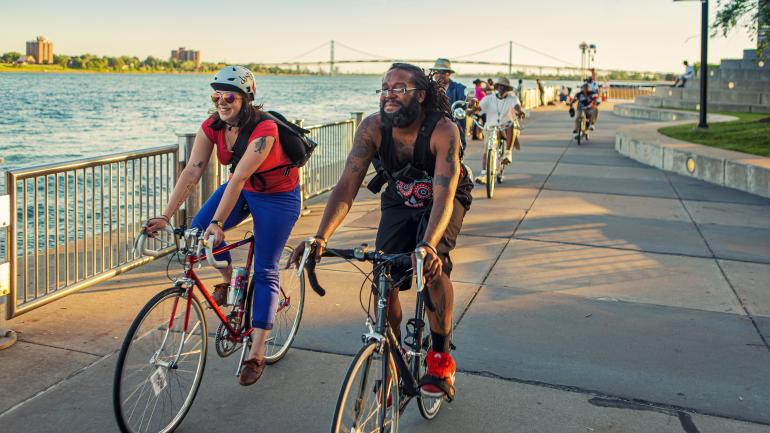 在密西根州底特律河滨地区骑行