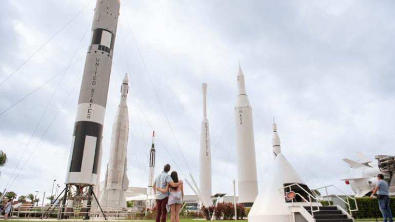 Admirando cohetes gigantescos en el Kennedy Space Center en Merritt Island, Florida