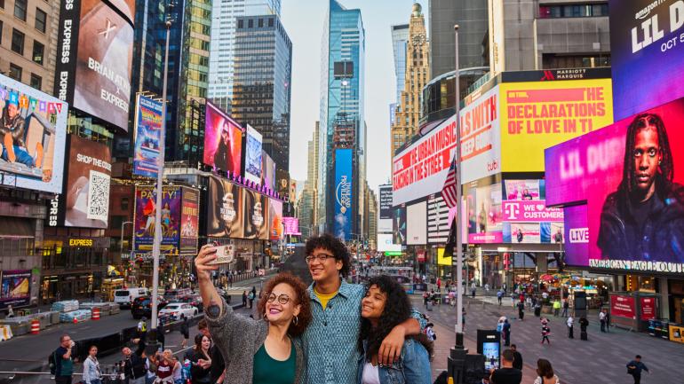 Tomando una selfi en la zona bulliciosa del Times Square, en el corazón de la ciudad de Nueva York