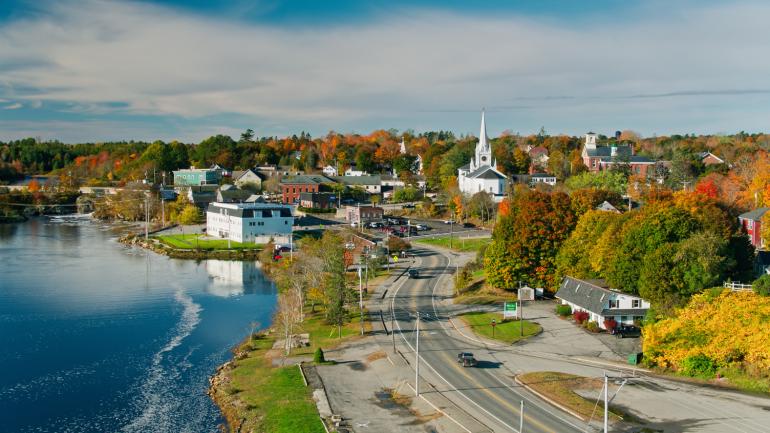 Los llamativos colores otoñales llenan las copas de los árboles de Machias, Maine
