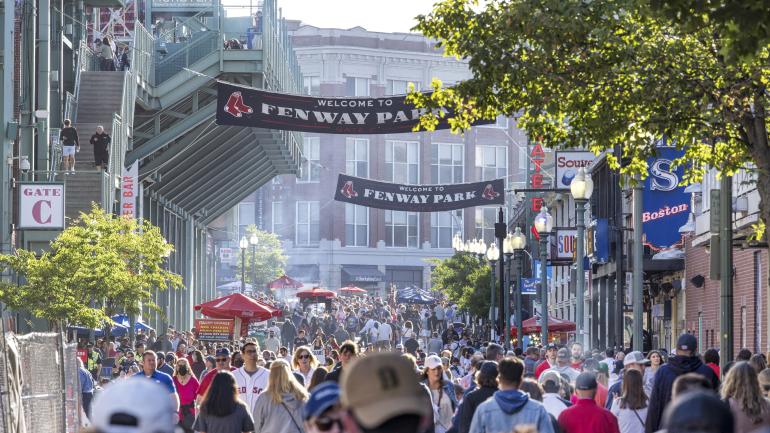 波士顿红袜队棒球比赛期间，芬威球场附近的热闹街道