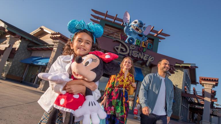 Shopping dans la boutique <em>World of Disney</em> de <em>Disney Springs</em>