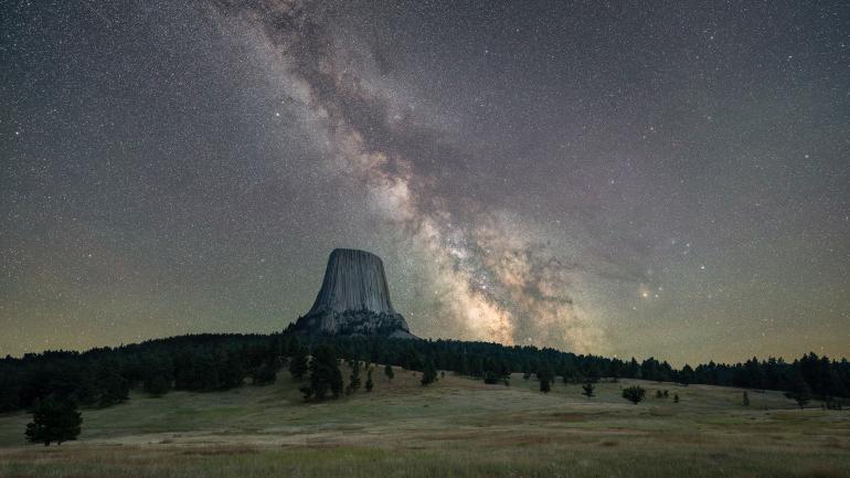 魔鬼塔国家纪念区上空的璀璨银河