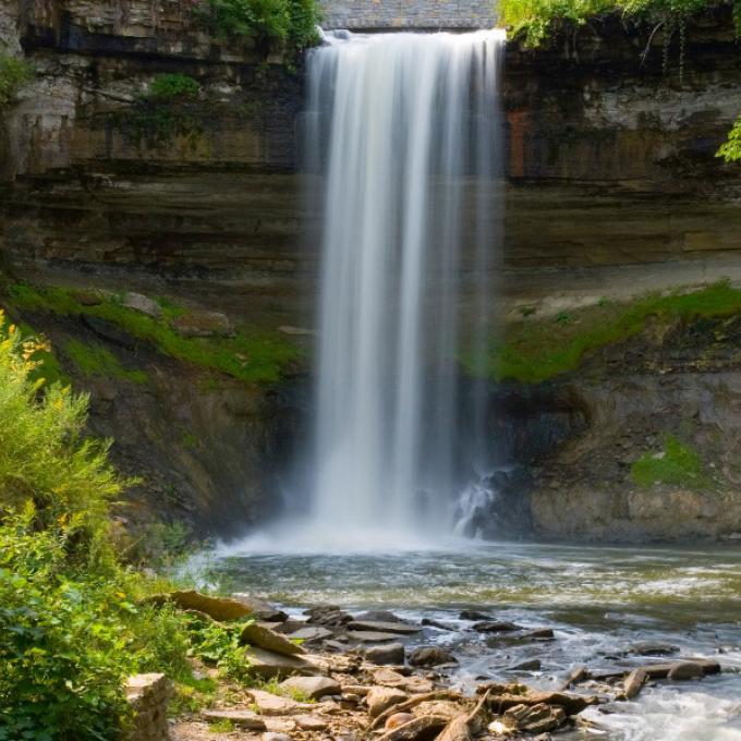 明尼哈哈瀑布（Minnehaha Falls）是明尼阿波利斯的明尼哈哈公园（Minnehaha Park）中一处胜景