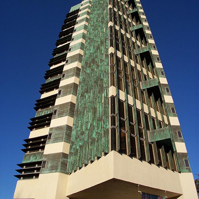 建筑大师法兰克•老德•赖特(Frank Lloyd Wright)设计的唯一摩天大楼位于巴特尔斯维尔(Bartlesville)的 19 层普莱斯大楼(Price Tower)。 建筑大师法兰克•老德•赖特(Frank Lloyd Wright)设计的唯一摩天大楼位于巴特尔斯维尔(Bartlesville)的 19 层普莱斯大楼(Price Tower)。