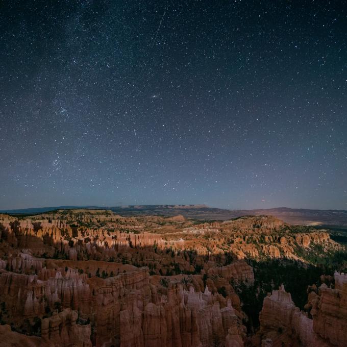 夜晚时分,在布莱斯峡谷中可以看到 7500 多颗星星。 夜晚时分,在布莱斯峡谷中可以看到 7500 多颗星星。