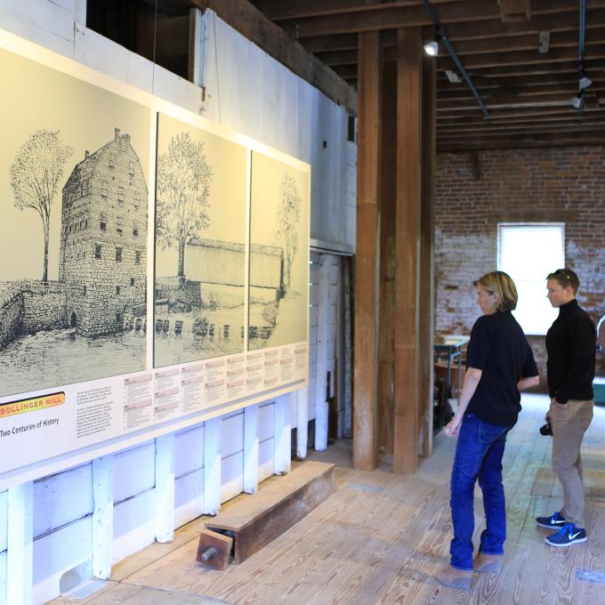 Mirando una exhibición acerca de la historia de Cape Girardeau