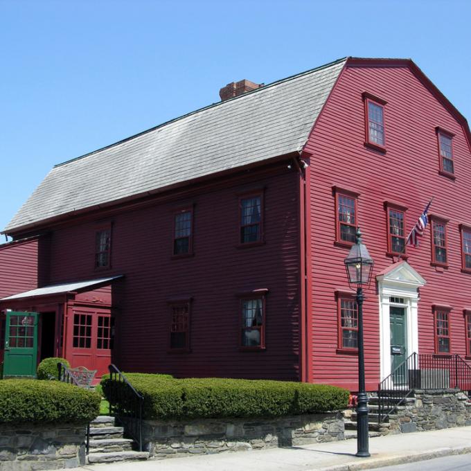 人们认为纽波特的白马酒馆(White Horse Tavern)是美国一直在经营的最古老的酒馆。 人们认为纽波特的白马酒馆(White Horse Tavern)是美国一直在经营的最古老的酒馆。