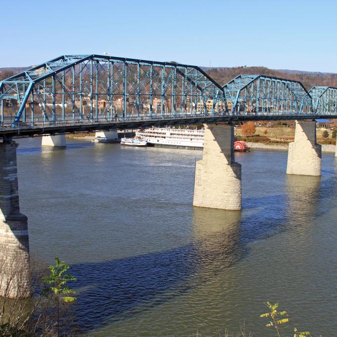 查塔努加 724 米长的 Walnut Street Bridge 桥是世界上最长的人行天桥之一。 查塔努加 724 米长的 Walnut Street Bridge 桥是世界上最长的人行天桥之一。