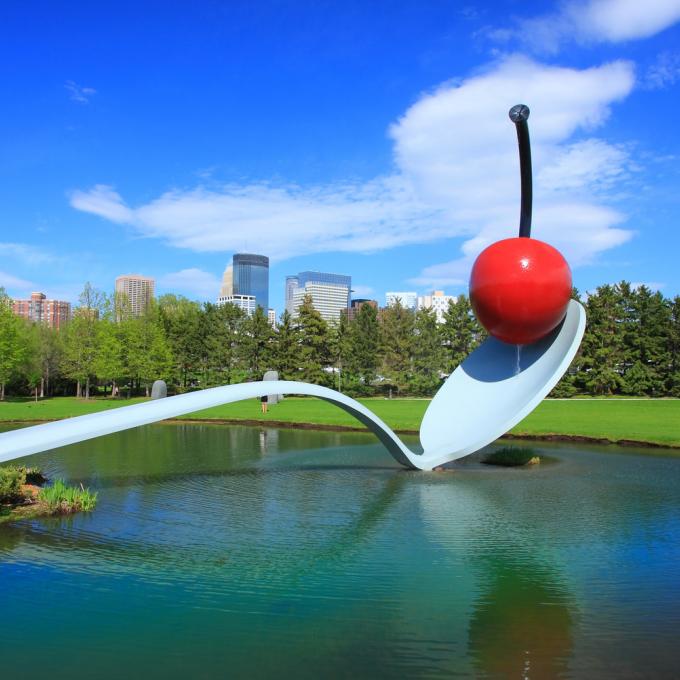 明尼阿波利斯市内 Claes Oldenburg 与 Coosje van Bruggen 设计的“汤匙与樱桃”雕塑