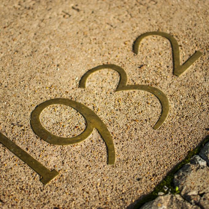 自 1904 年起，阿肯色大学的人行道上已经刻上了 100,000 多名大学毕业生的名字。