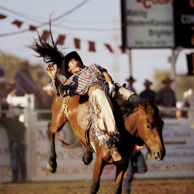 在堪萨斯 Dodge City Roundup Rodeo 牛仔竞技活动上一试身手 在堪萨斯 Dodge City Roundup Rodeo 牛仔竞技活动上一试身手