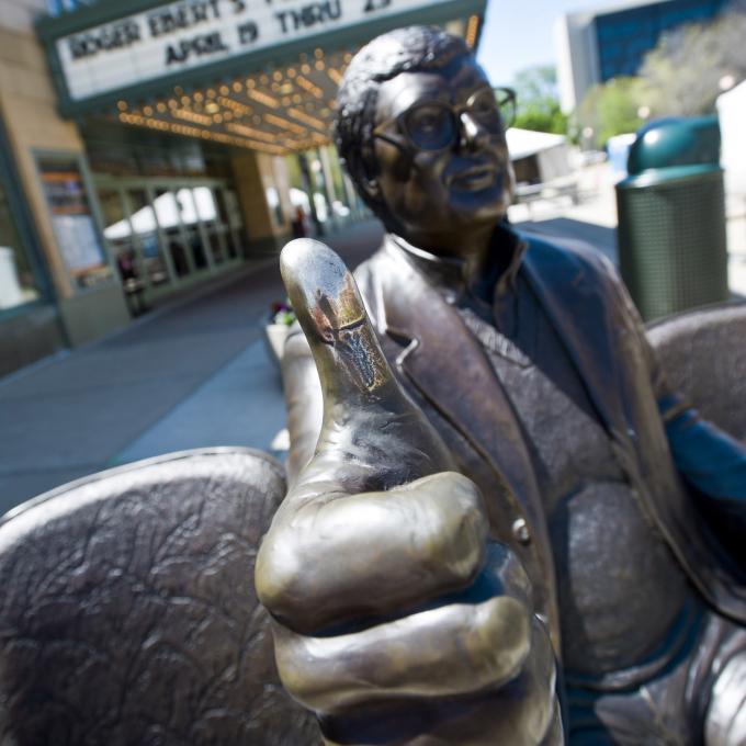 Die Statue des Filmkritikers Roger Ebert vor dem Virginia Theatre in Champaign, Illinois