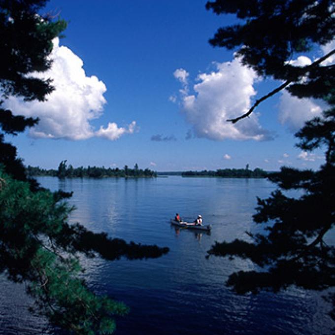 探险家国家公园卡贝托嘎玛湖上划独木舟