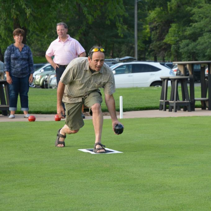 明尼苏达州黄金谷的 Brookview Golf & Lawn Bowling 俱乐部的草滚球玩家正在热身 明尼苏达州黄金谷的 Brookview Golf & Lawn Bowling 俱乐部的草滚球玩家正在热身