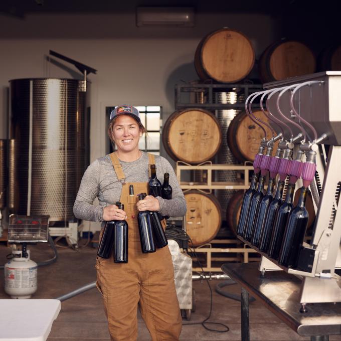 一位酿酒师在亚利桑那州埃尔金的一间装瓶室工作 一位酿酒师在亚利桑那州埃尔金的一间装瓶室工作