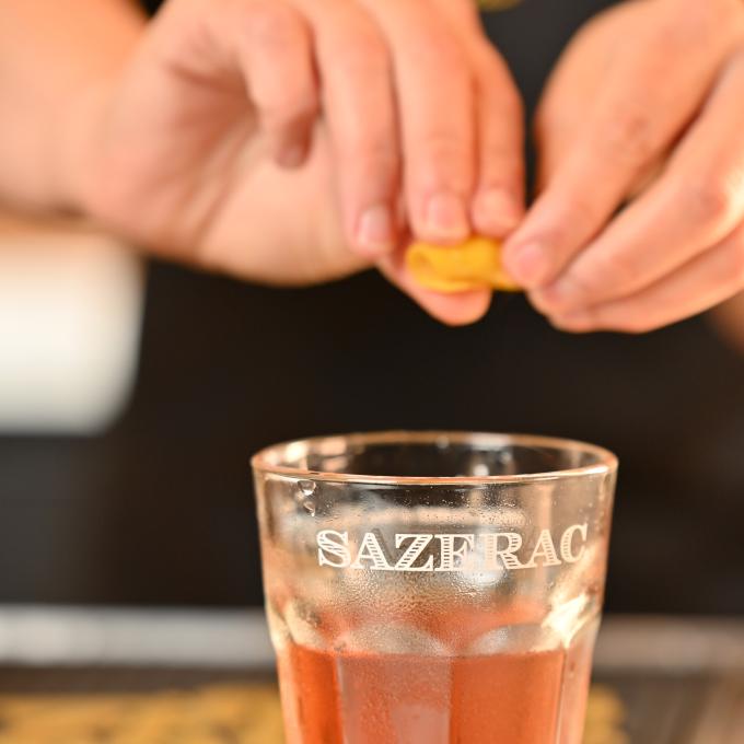 在路易斯安那州新奥尔良的 The Sazerac House 酒吧,酒保正在为一杯鸡尾酒做最后的修饰 在路易斯安那州新奥尔良的 The Sazerac House 酒吧,酒保正在为一杯鸡尾酒做最后的修饰
