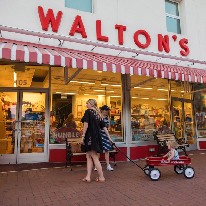 在阿肯色州本顿维尔市中心,位于历史悠久的 Walton’s 5 & 10 大楼的沃尔玛博物馆的外观 在阿肯色州本顿维尔市中心,位于历史悠久的 Walton’s 5 & 10 大楼的沃尔玛博物馆的外观