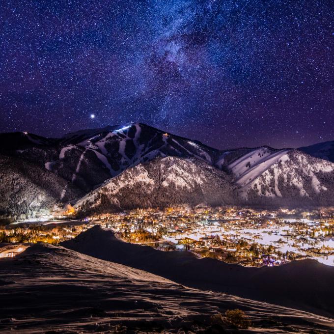 美元山上空的无垠星空