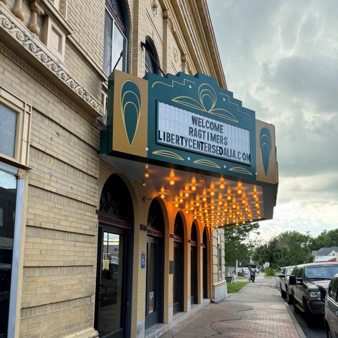 Letrero de marquesina en Liberty Center Association for the Arts en Sedalia, Misuri