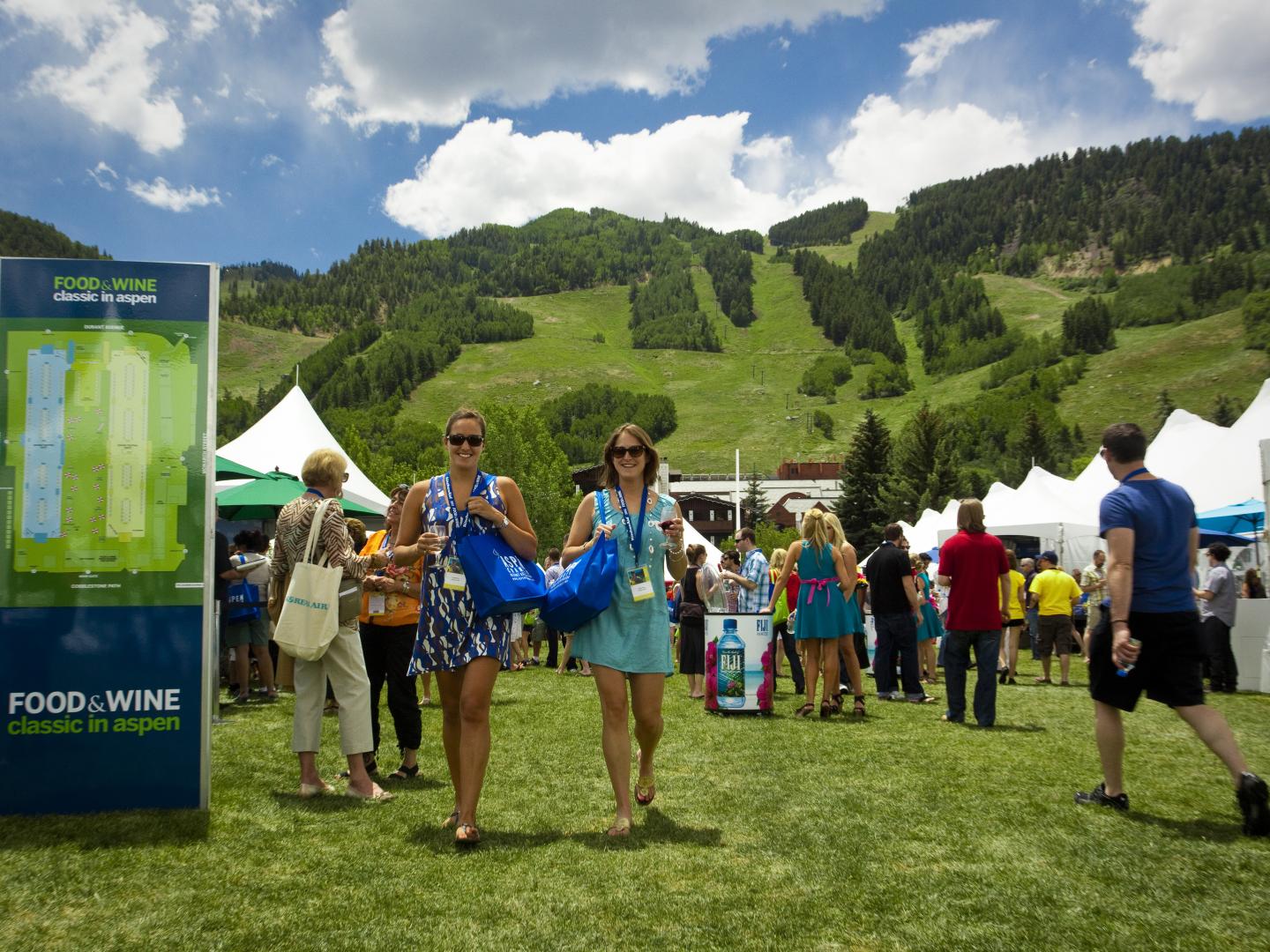 在經典美酒佳餚節中啜飲葡萄酒