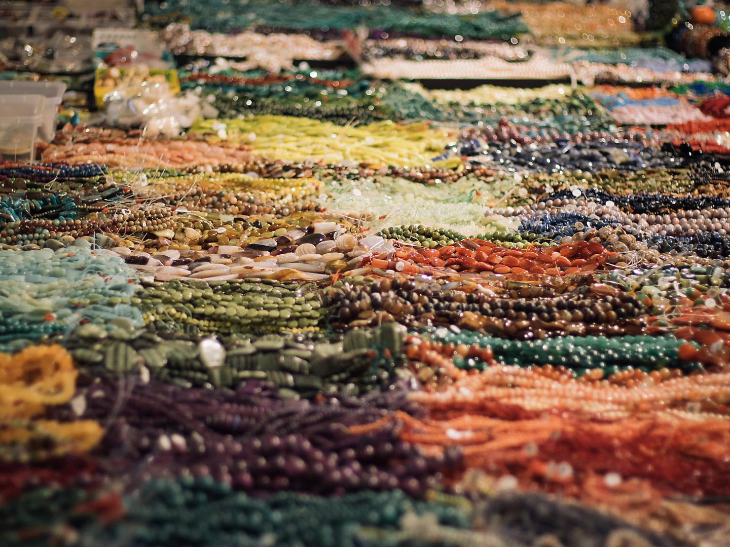 Farbenfrohe Auslage beim Tucson Gem, Mineral &amp; Fossil Showcase