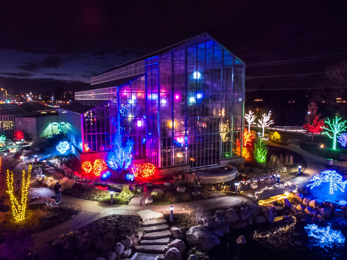 Illuminations nocturnes dans le jardin botanique Nicholas Conservatory and Gardens à l’occasion des fêtes