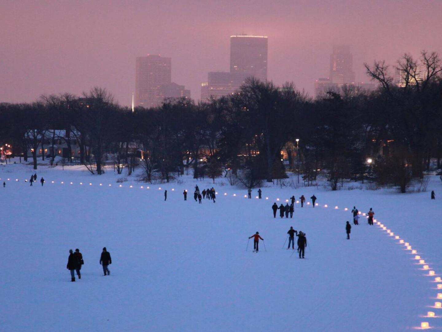 罗佩特滑雪节期间的都市越野滑雪者