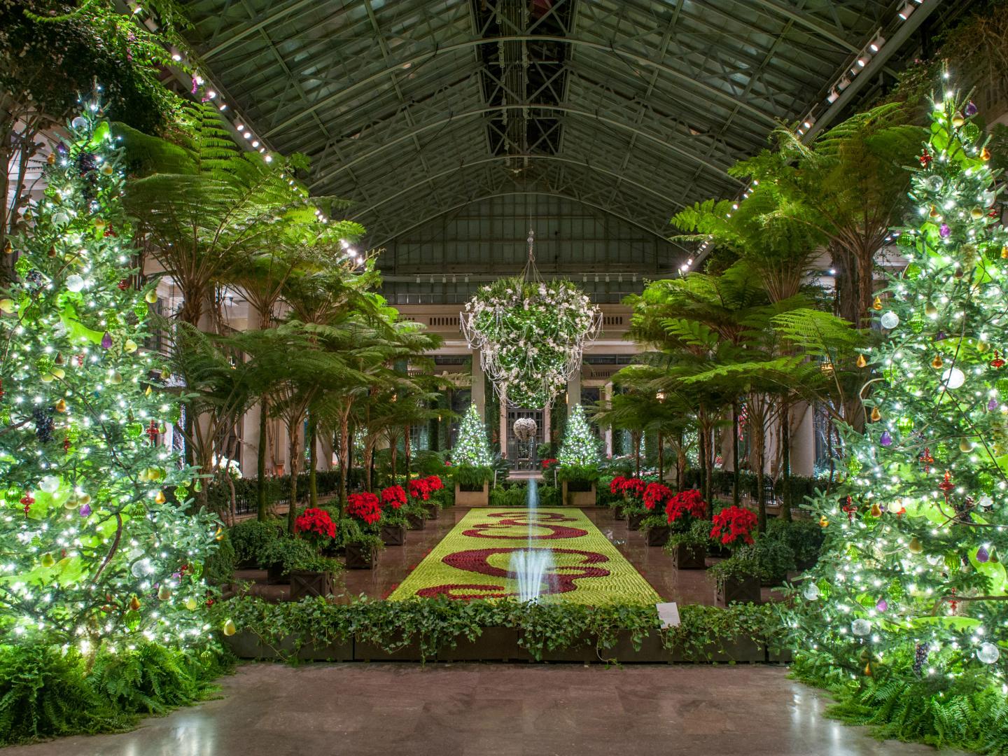 Weihnachtsdeko sorgt für festliche Stimmung während A Longwood Christmas.