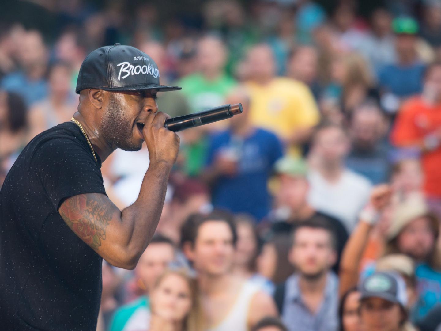 Ein Musiker auf der Bühne beim Analog-A-Go-Go Musikfestival in Wilmington, Delaware