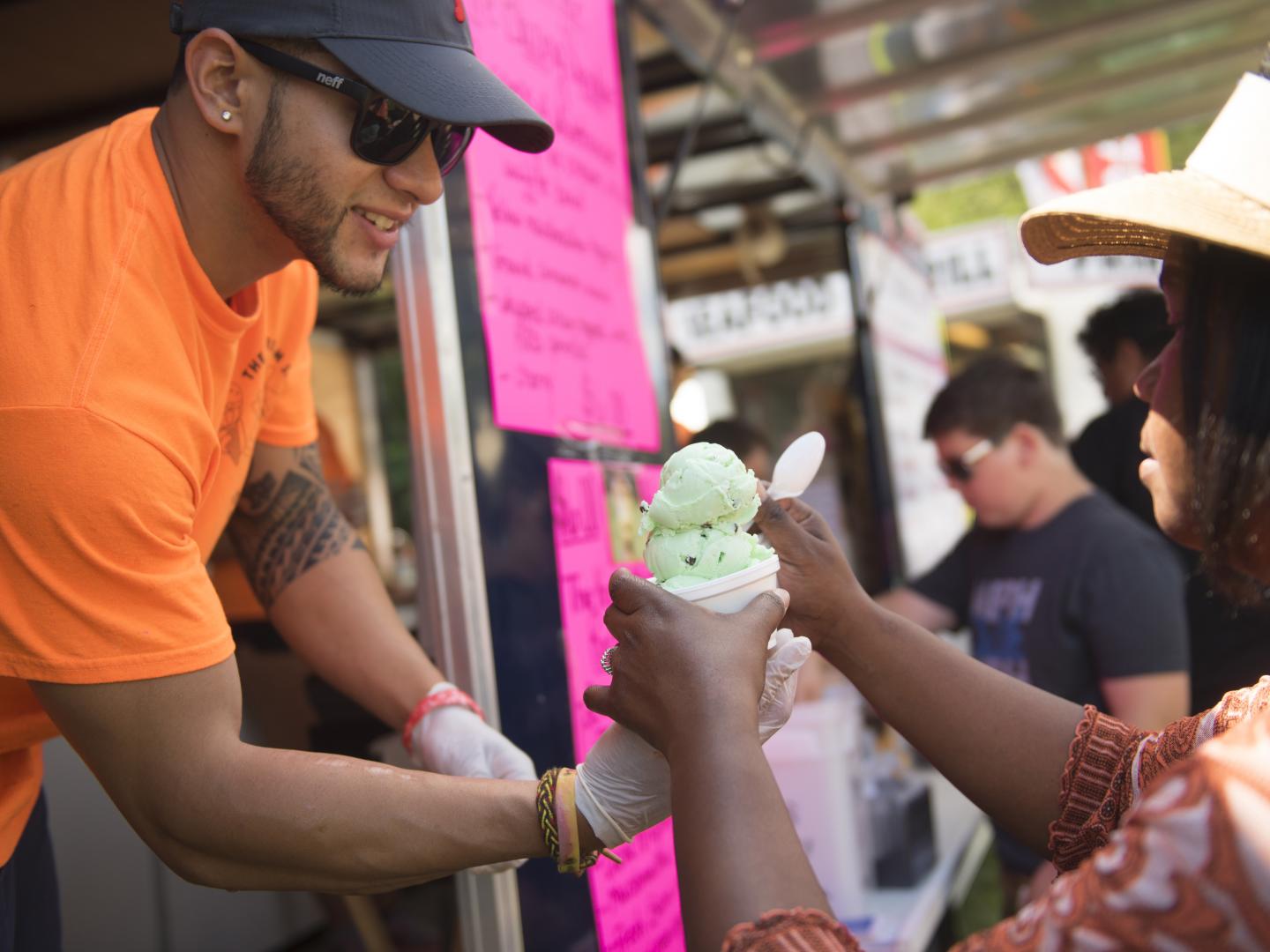 Eiscreme in den verschiedensten Geschmacksrichtungen auf dem New Castle County Ice Cream Festival