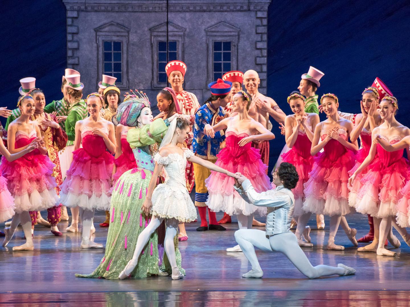 Eine lebhafte Szene aus „Der Nussknacker“