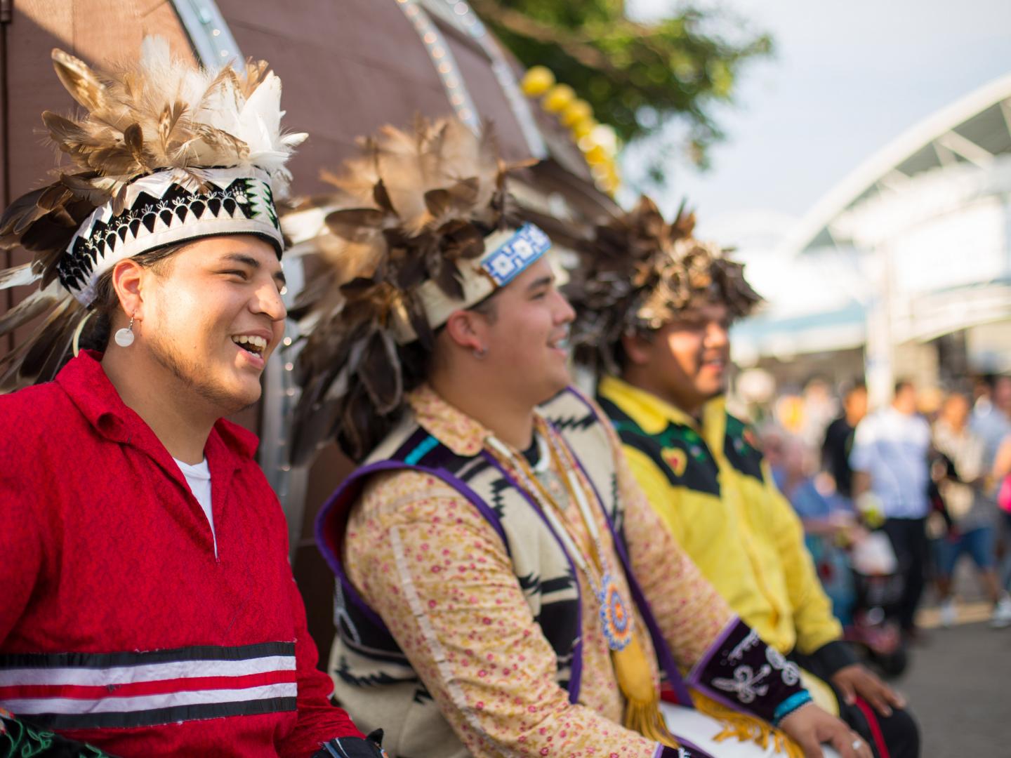 印地安夏之祭中穿戴美洲原住民頭飾的男子