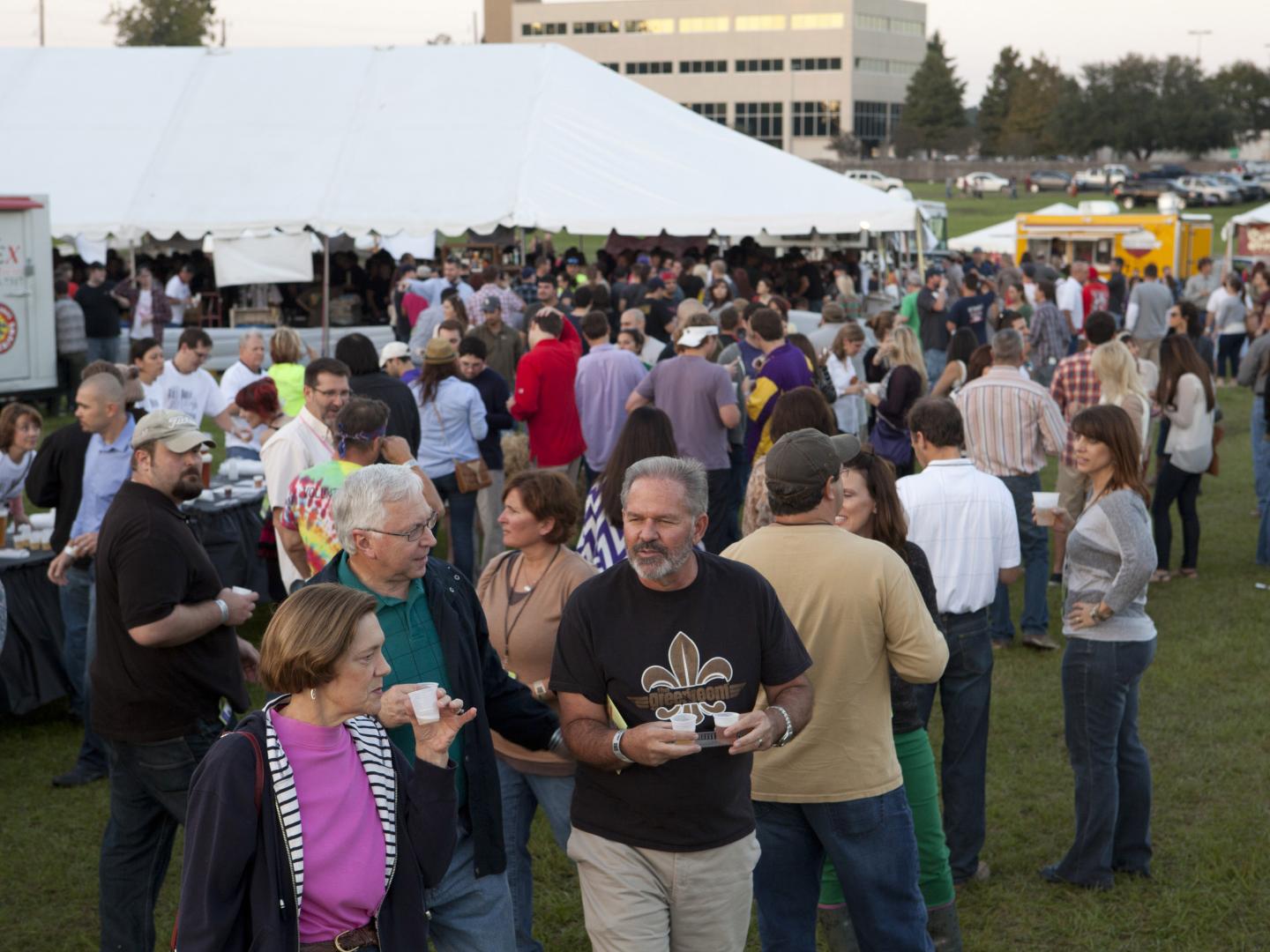 라피엣 말 농장에서 열리는 걸프 브루에 참가하여 맥주 맛보기