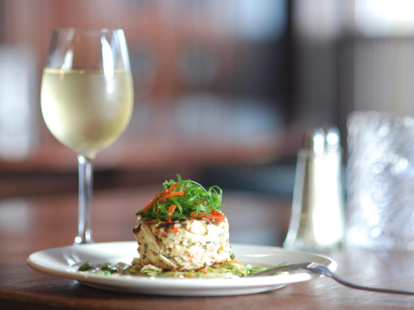 新奥尔良美酒美食体验节装盘精致的菜肴搭配葡萄酒