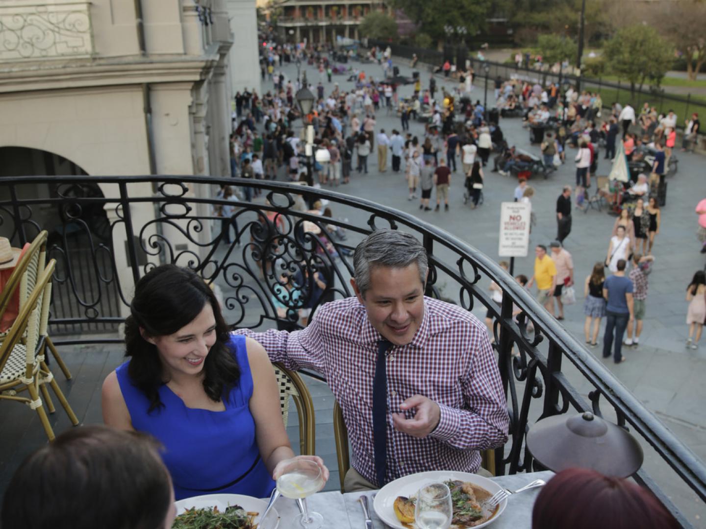 在新奥尔良法国区的阳台用餐