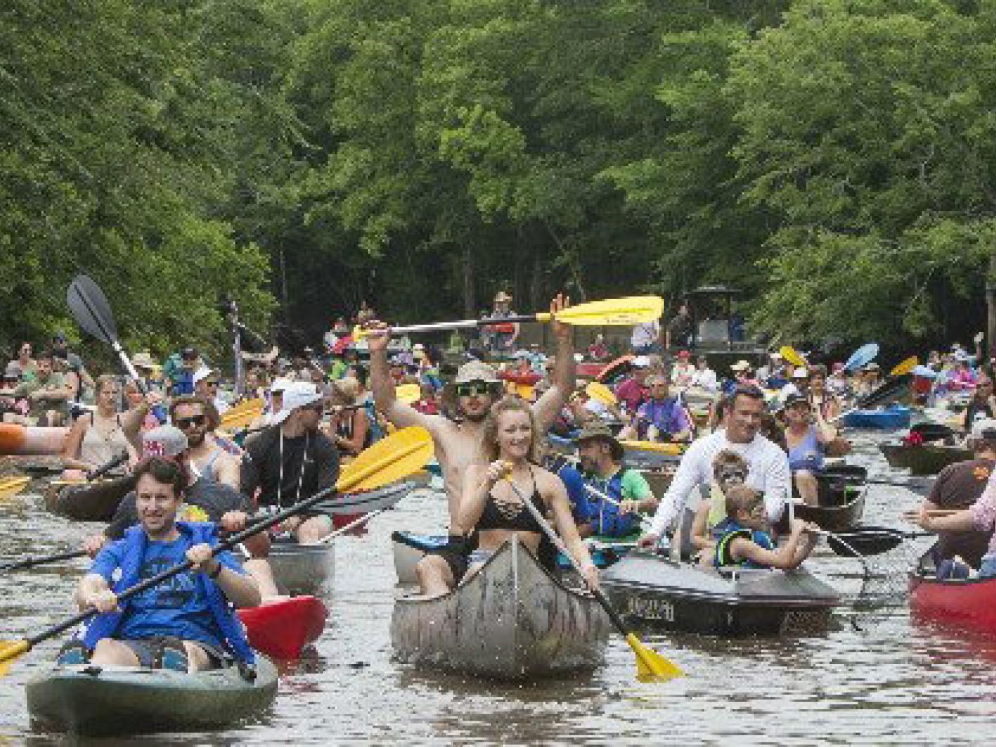 바이유 버밀리언 보트 퍼레이드에 참가한 보트를 탄 사람들