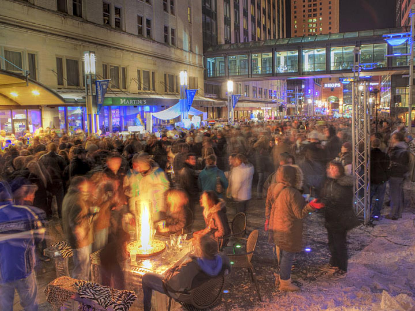 El público reunido para un evento en un bar al aire libre SocialICE en Rochester