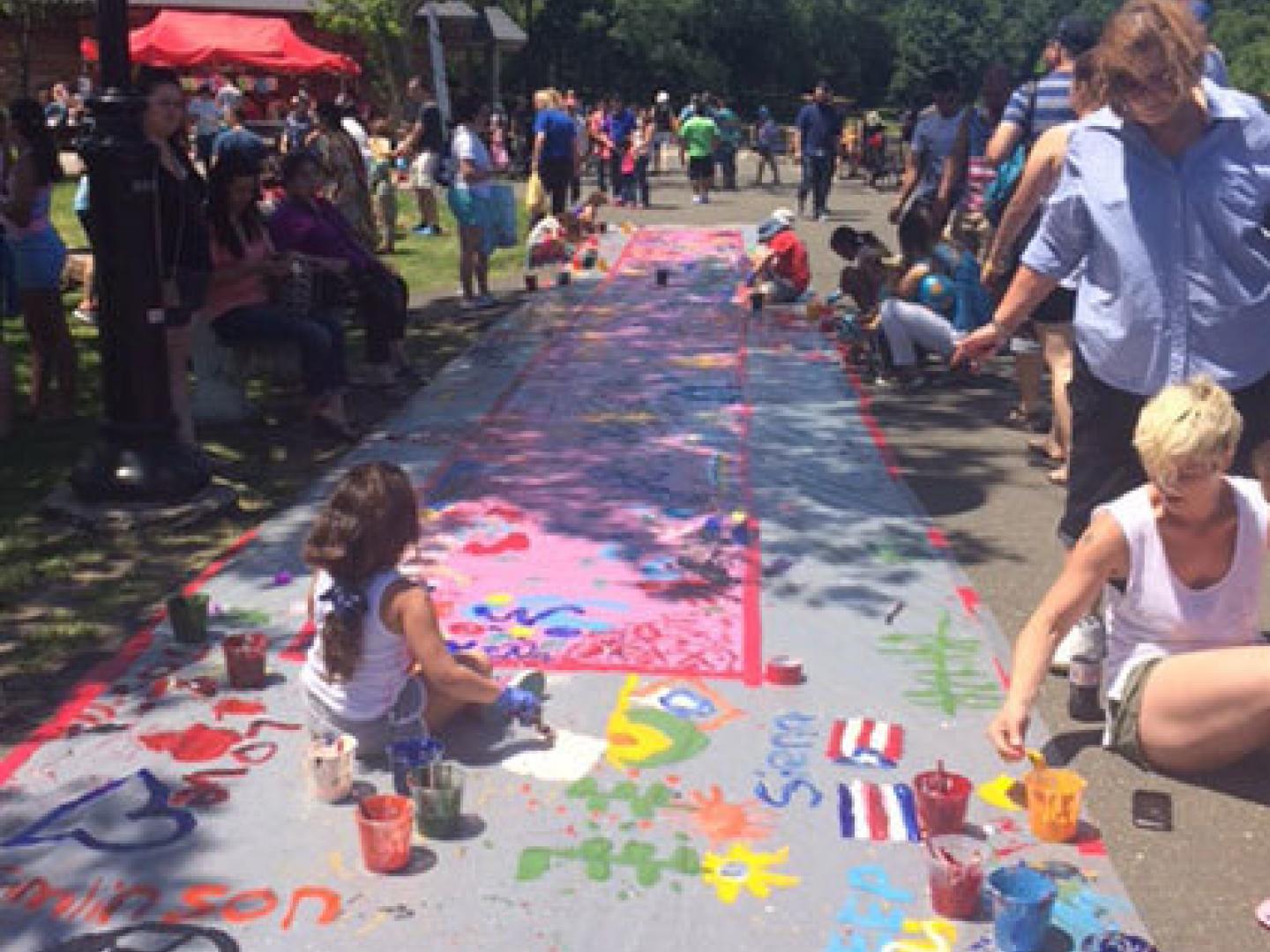 在卑尔根的布拉多克公园艺术节欣赏人行道粉笔画