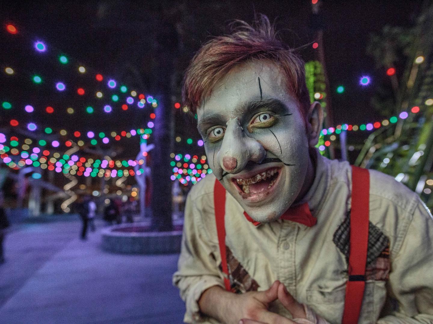 Kostümierte Gestalt bei einer Veranstaltung auf Knott's Scary Farm