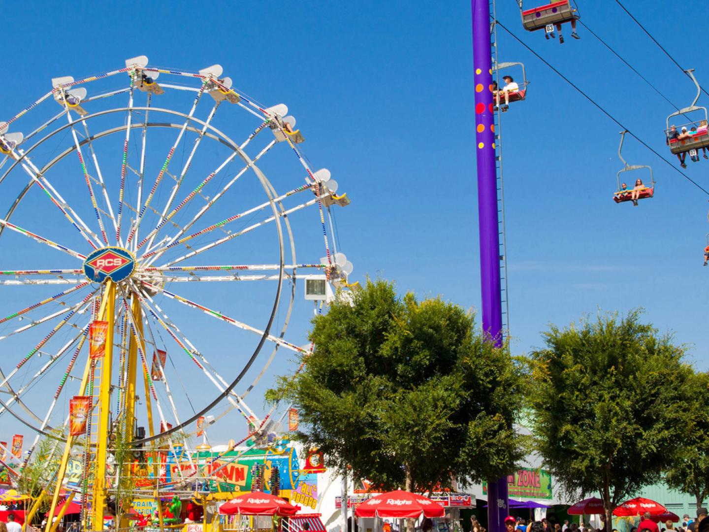 Karussells auf dem Rummelplatz bei der Orange County Fair